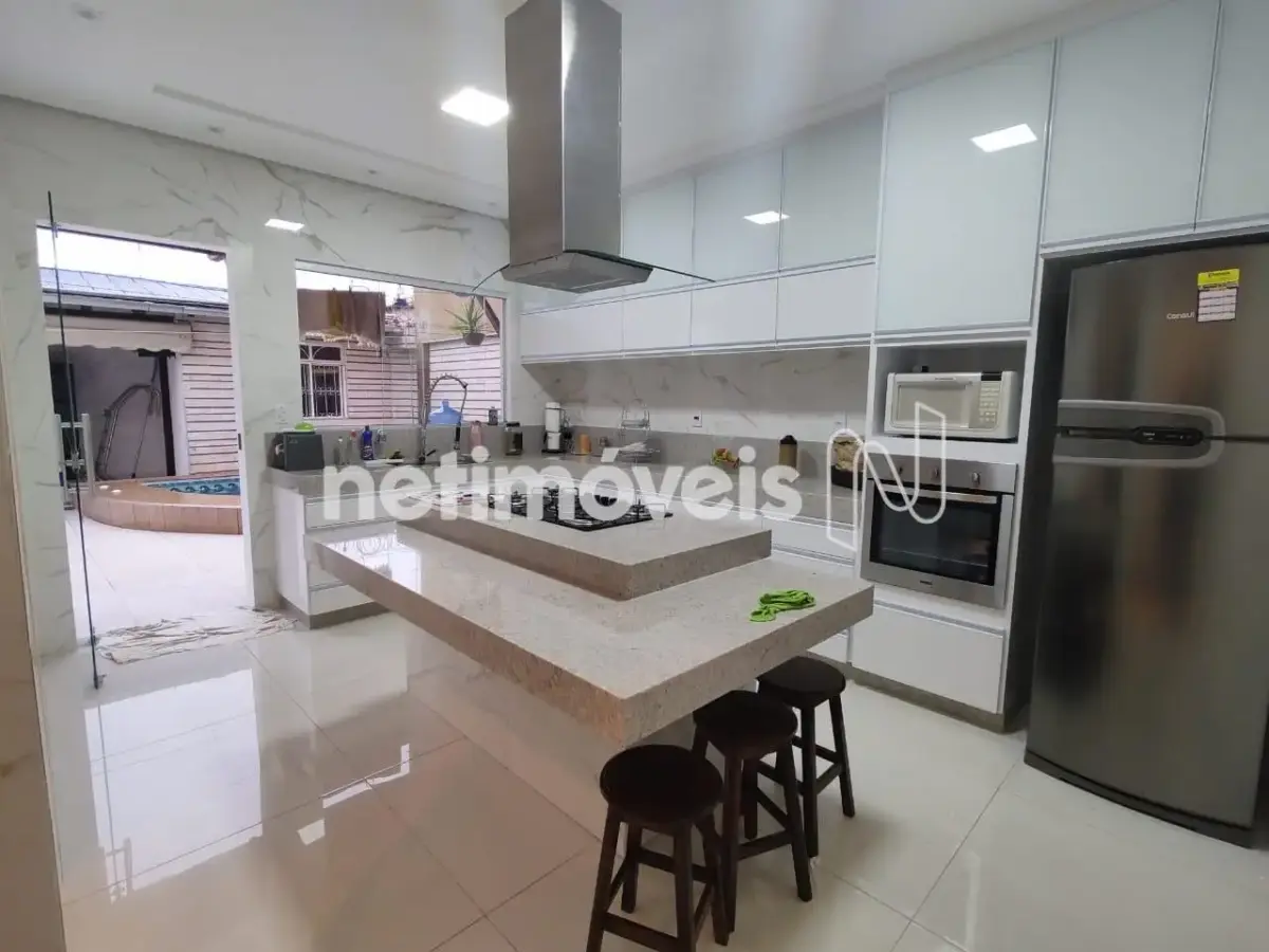 Casa para Venda com 4 quartos no bairro Monte Carmelo